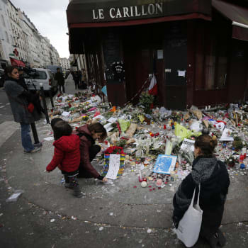 Pietní místo po pařížském listopadovém útoku v roce 2015