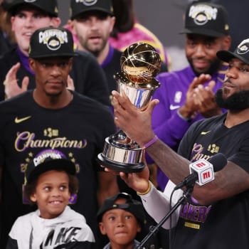 Nedávno skočená sezona přinesla basketbalové NBA značné ztráty. Na fotografii pózuje s trofejí pro nejužitečnějšího hráče LeBron James z mistrovského týmu Los Angeles Lakers.