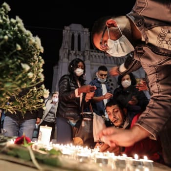 Lidé zapalují svíčky na místě útoku v Nice