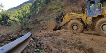 Sesuvy bahna kvůli tajfunu zabíjely ve Vietnamu. Desítky lidí se dál pohřešují