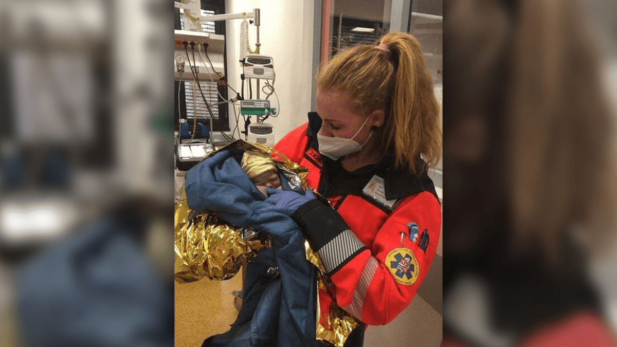 Záchranářka pomohla holčičce na svět na parkovišti před nemocnicí.