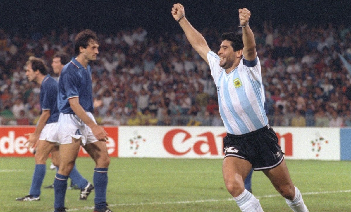 Když se hrdiny stal zrádce. Maradona na MS v roce 1990 pomohl v semifinále vyřadit domácí Itálii. Zápas se hrál v Neapoli, kde byl Argentinec doma.