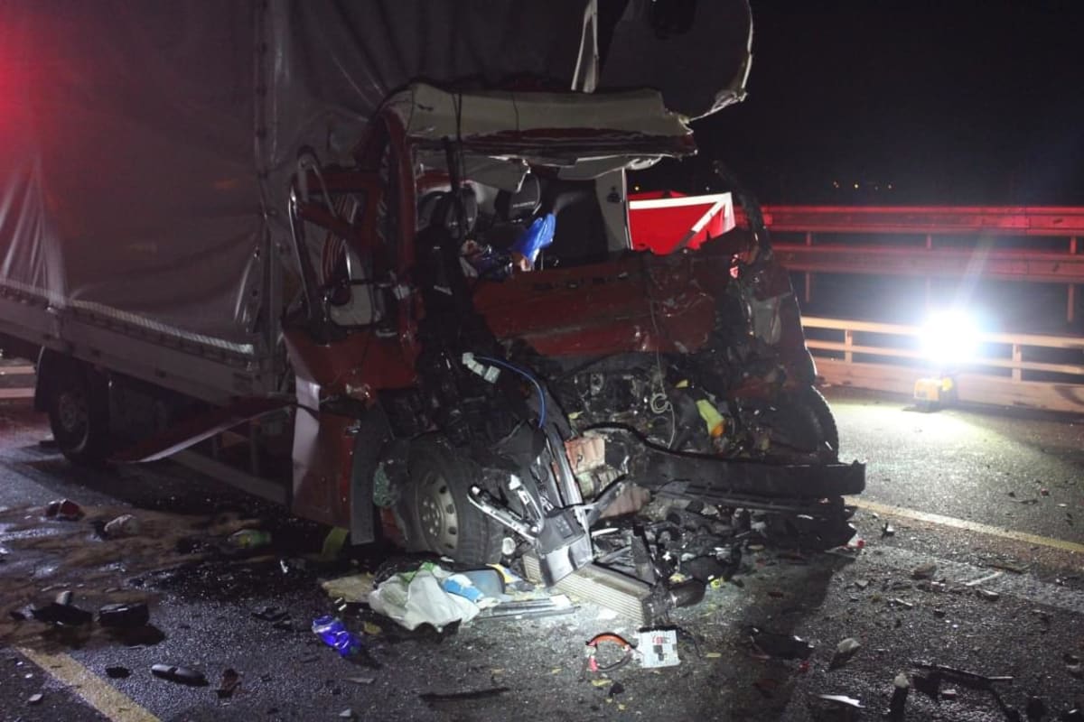 Při srážce dvou nákladních vozů zemřel jeden z řidičů. 