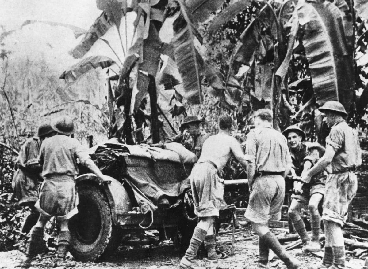Japonský útok na spojenecká vojska bránící Britské Malajsko byl úspěšný, životem na to doplatil i Čech Silvestr Němec.