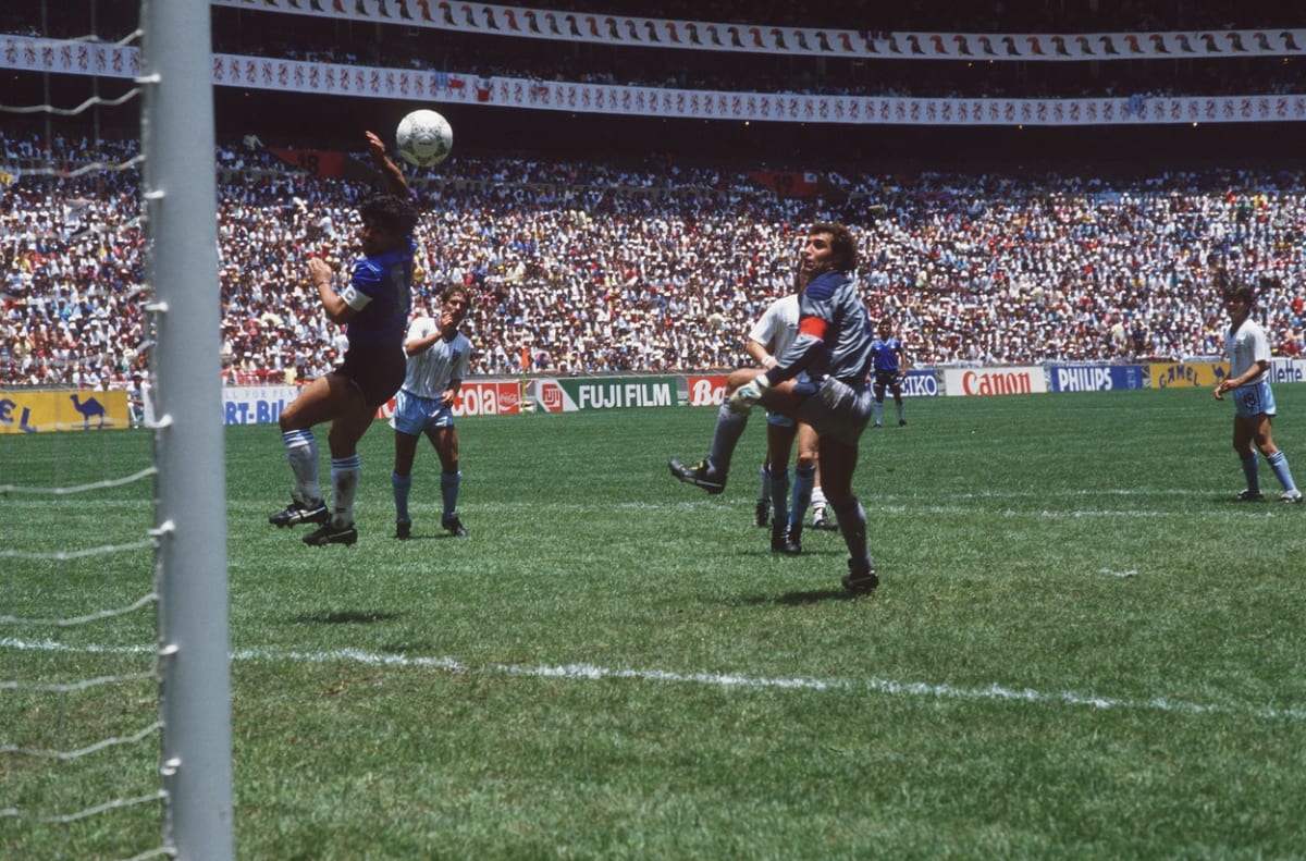 Nejznámější gól Diega Maradony - rukou ve čtvrtfinále mistrovství světa 1986 v Mexiku proti Anglii.