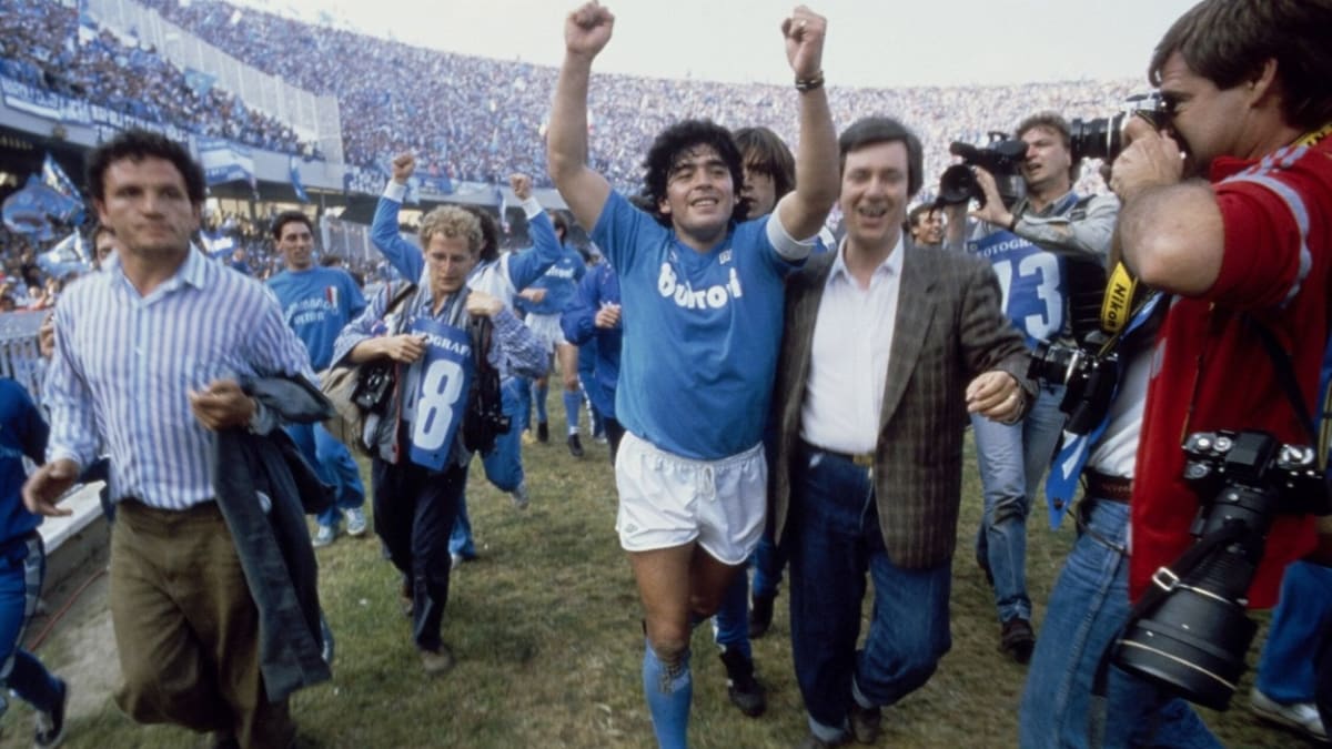 Diego Maradona během oslav zisku titulu Neapole v roce 1987