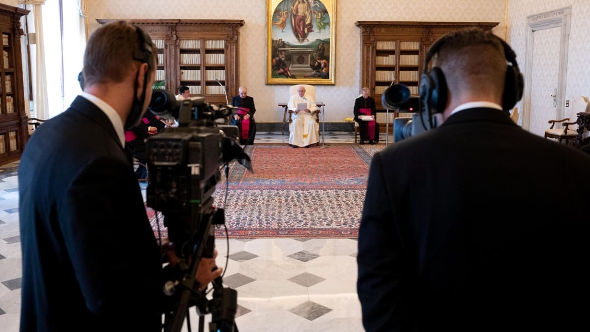 Papež František natáčí jedno ze svých poselství během pandemie koronaviru.