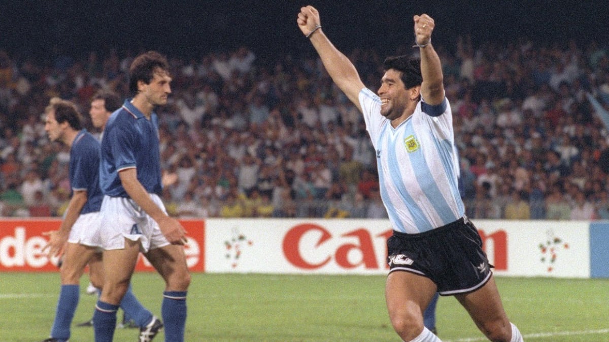 Když se z hrdiny stal zrádce. Maradona na MS v roce 1990 pomohl v semifinále vyřadit domácí Itálii. Zápas se hrál v Neapoli, kde byl Argentinec doma.