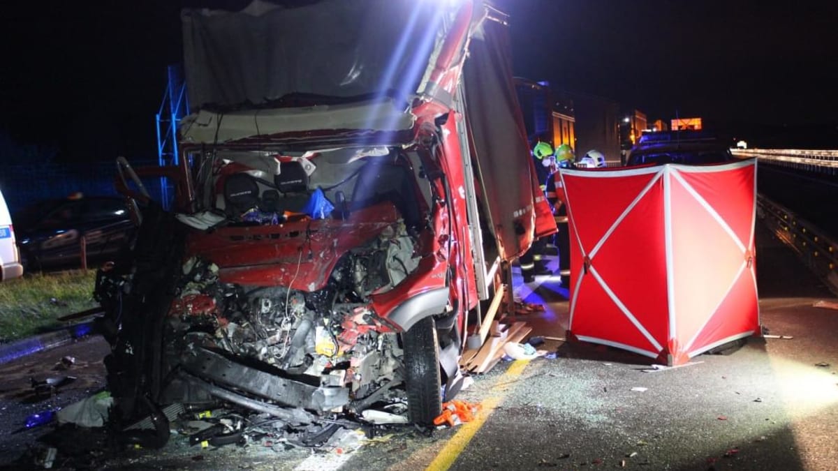Tragická nehoda dvou nákladních aut, ke které došlo ve čtvrtek po osmé hodině na dálnici D5 u Rokycan, si vyžádala život jednoho z řidičů. 
