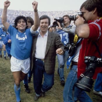 Diego Maradona během oslav zisku titulu Neapole v roce 1987