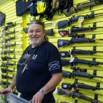 Také prodejce Danny Metcalf ze Salt Lake City vnímá zvýšený zájem o zbraně.
