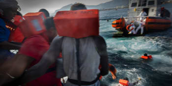 Při nejhorším lodním neštěstí letošního roku se utopilo přes 140 migrantů