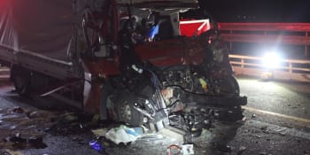 Vážná nehoda u Chlumce uzavřela dálnici z Prahy do Hradce. Pro zraněné letí vrtulník