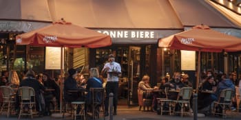 Francie minuty před celostátní karanténou: Restaurace plné lidí a dopravní kolaps
