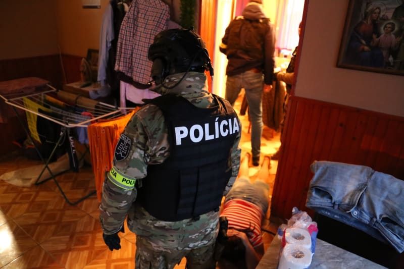 Vyšetřovatel Národní jednotky boje proti nelegální migraci ÚHCP P PZ vznesl obvinění proti čtyřem Slovákům za zločin obchodování s lidmi spáchaným v spolupachatelství. 
