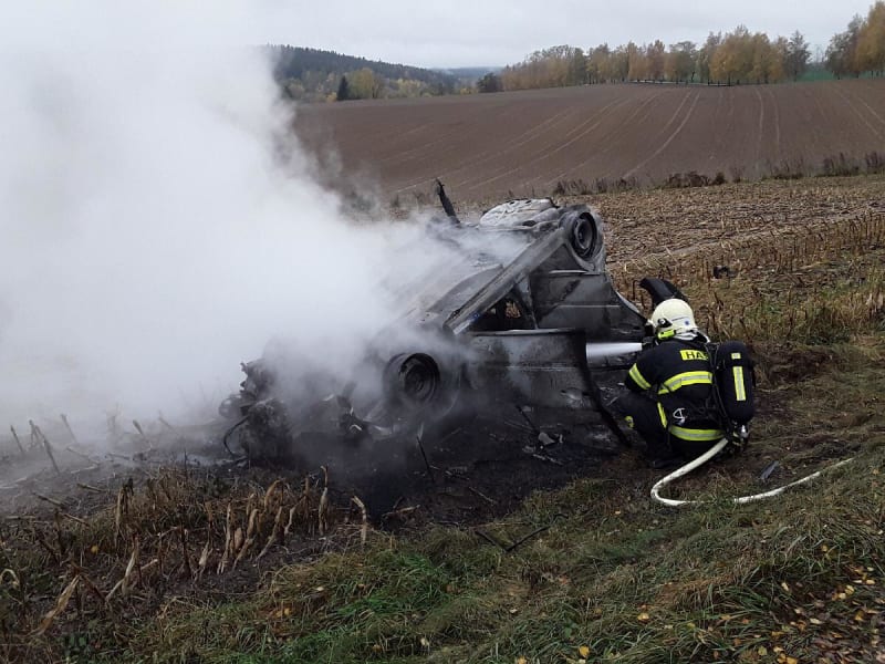 Na Pelhřimovsku začalo po nehodě hořet auto.