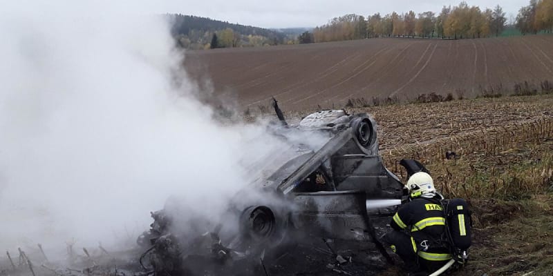 Na Pelhřimovsku začalo po nehodě hořet auto.
