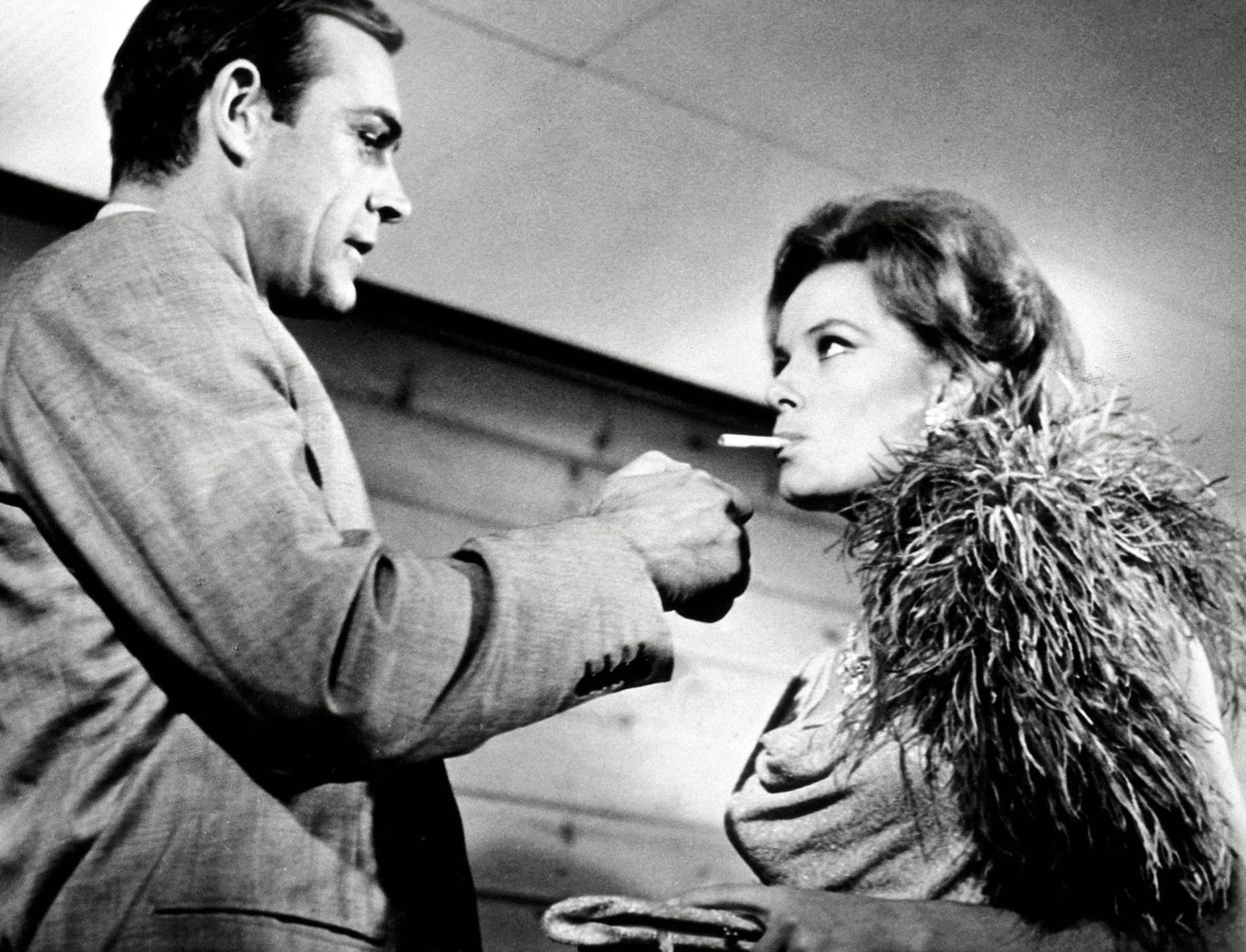 Sean Connery připaluje cigaretu Lucianně Paluzziové ve filmu Thuderball