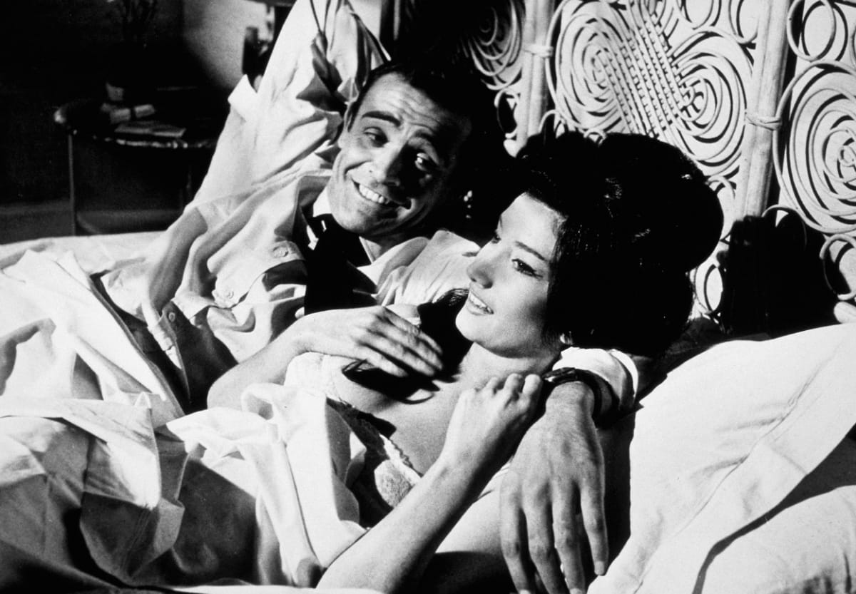 Typická scéna z bondovek: Sean Connery v posteli s herečkou Zenou Marshallovou