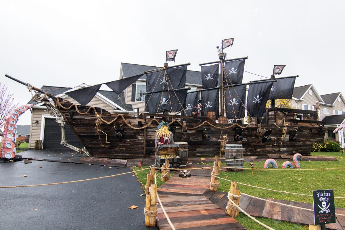 Otec postavil svým dětem na Halloween přes patnáct metrů dlouhou pirátskou loď 