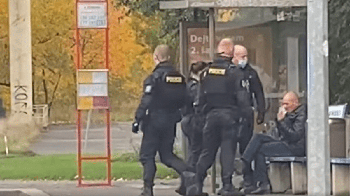 Kontroverzní zákrok pražských policistů proti muži bez roušky