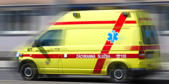 Vážná nehoda na Rychnovsku: Sanitka se srazila s autem, zraněné bylo i dítě