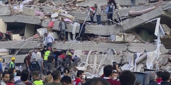 Turecko a Řecko po pátečním zemětřesení hlásí už 39 mrtvých a na 900 zraněných