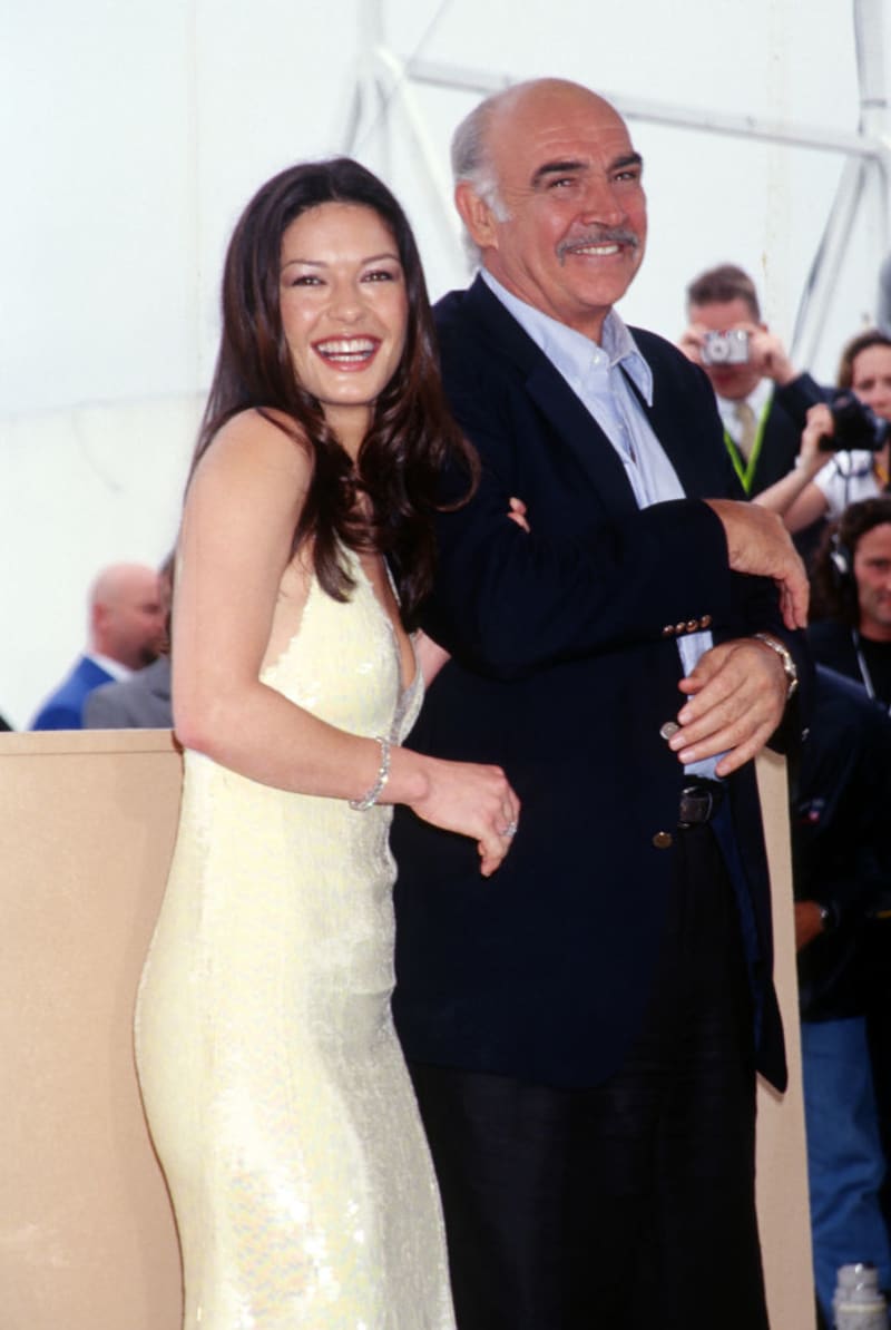 Sean Connery se svoji hereckou partnerkou Catherine Zeta-Jonesovou na festivalu v Cannes v roce 1999