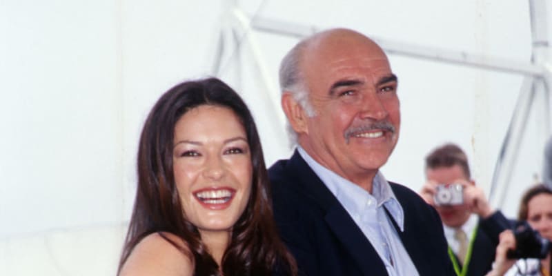 Sean Connery se svoji hereckou partnerkou Catherine Zeta-Jonesovou na festivalu v Cannes v roce 1999