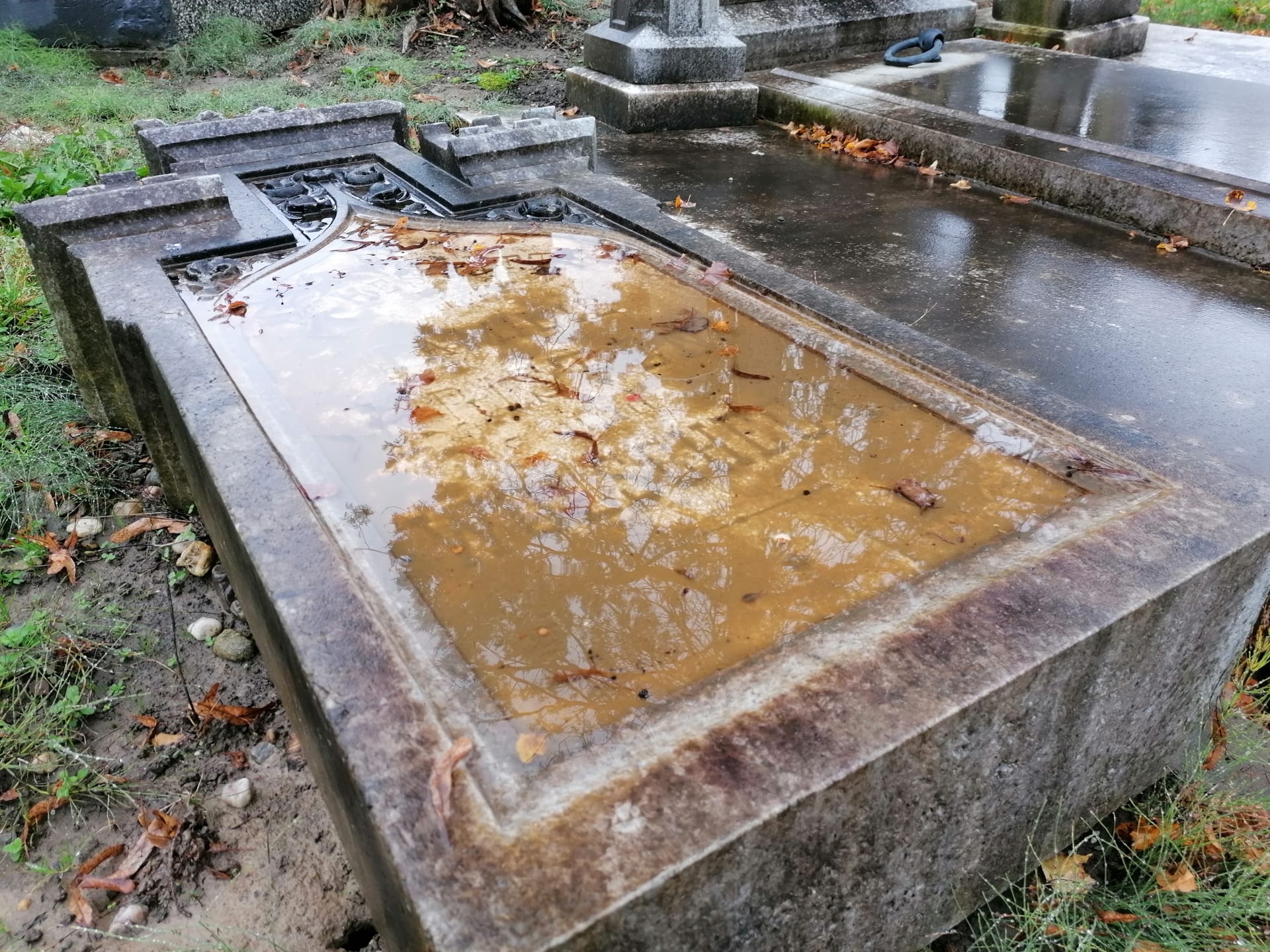 Opava, německý náhrobek v ležícím stavu. A ještě zaplaven dešťovou vodou