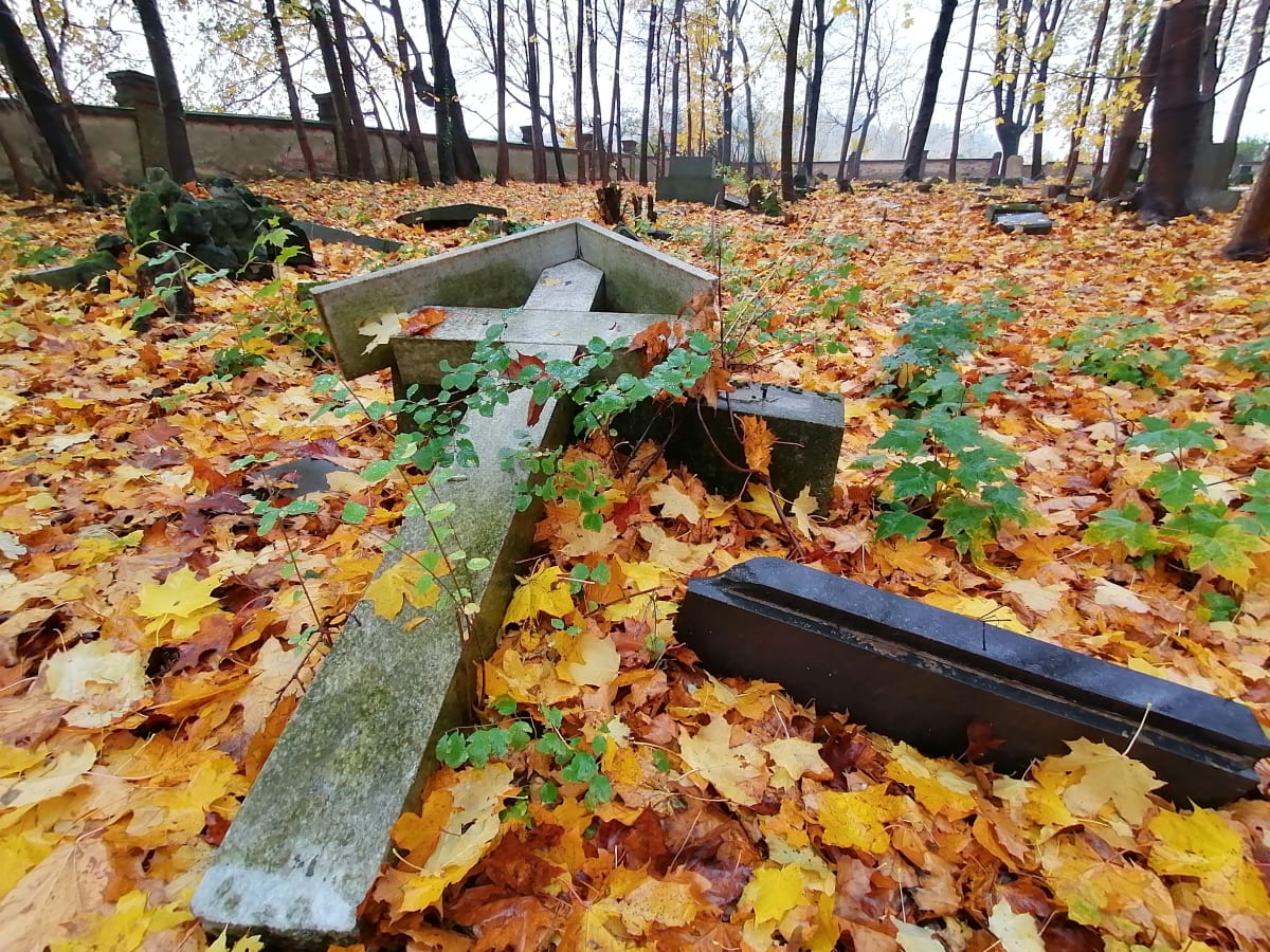 Zdevastovaný hřbitov v Chomýži u Krnova, Dušičky 2020