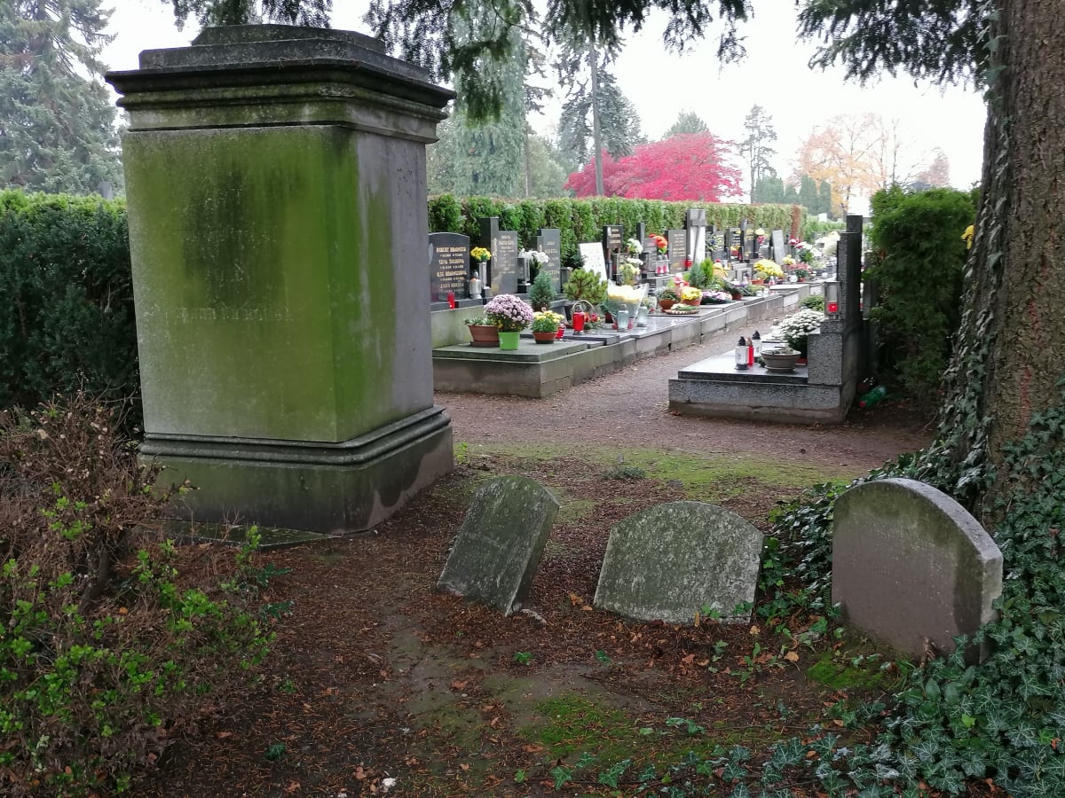 Opavské kontrasty: opuštěné německé hroby a nazdobený urnový háj současníků
