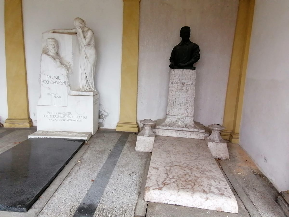 Opavskou veřejnost hroby někdejších starostů nezajímají ani o Dušičkách. Vlevo hrob starosty Rochowanského