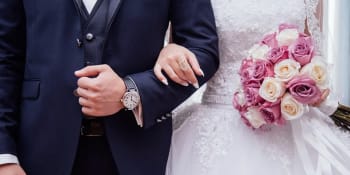 Skandální video: Ženich během svatby udeřil nevěstu. Neustál porážku ve hře