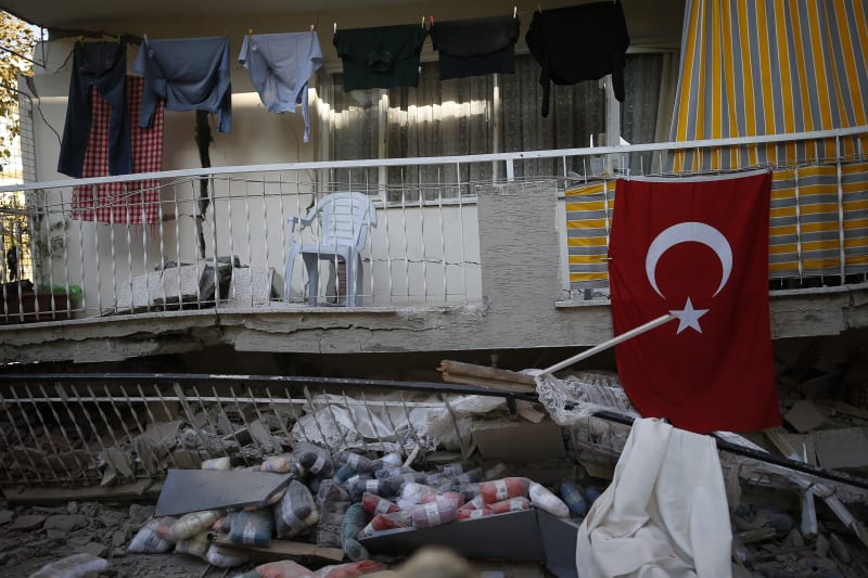 V Turecku pokračují odklízecí práce po ničivém zemětřesení