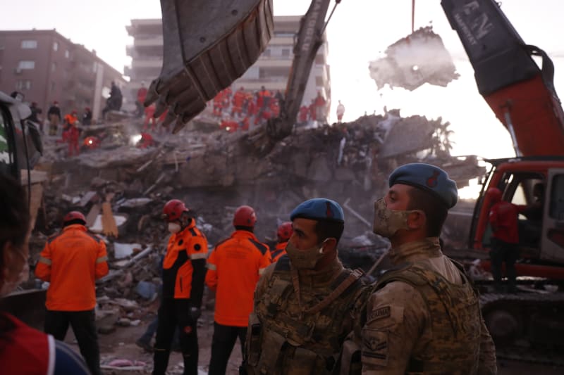Ničivé zemětřesení zasáhlo Izmir v pátek.