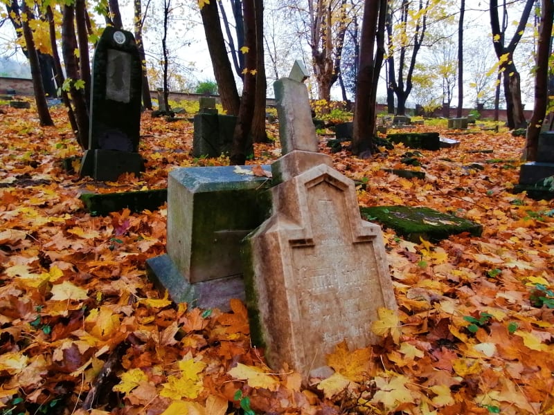 Zdevastovaný hřbitov v Chomýži u Krnova, Dušičky 2020.  Příští rok má bý pohřebiště zcela zlikvidováno, radnice v Krnově pietu nectí