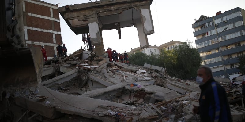 V Turecku pokračují odklízecí práce po ničivém zemětřesenív