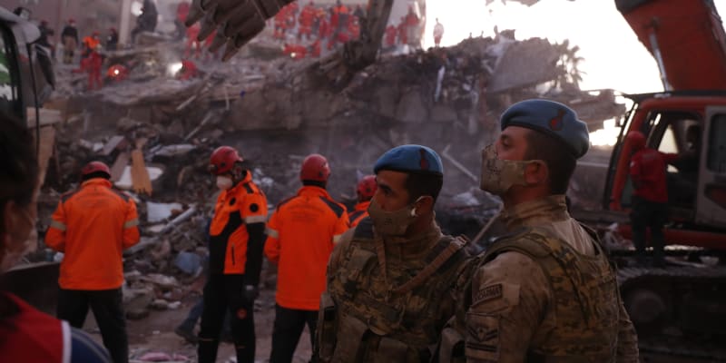 Ničivé zemětřesení zasáhlo Izmir v pátek.