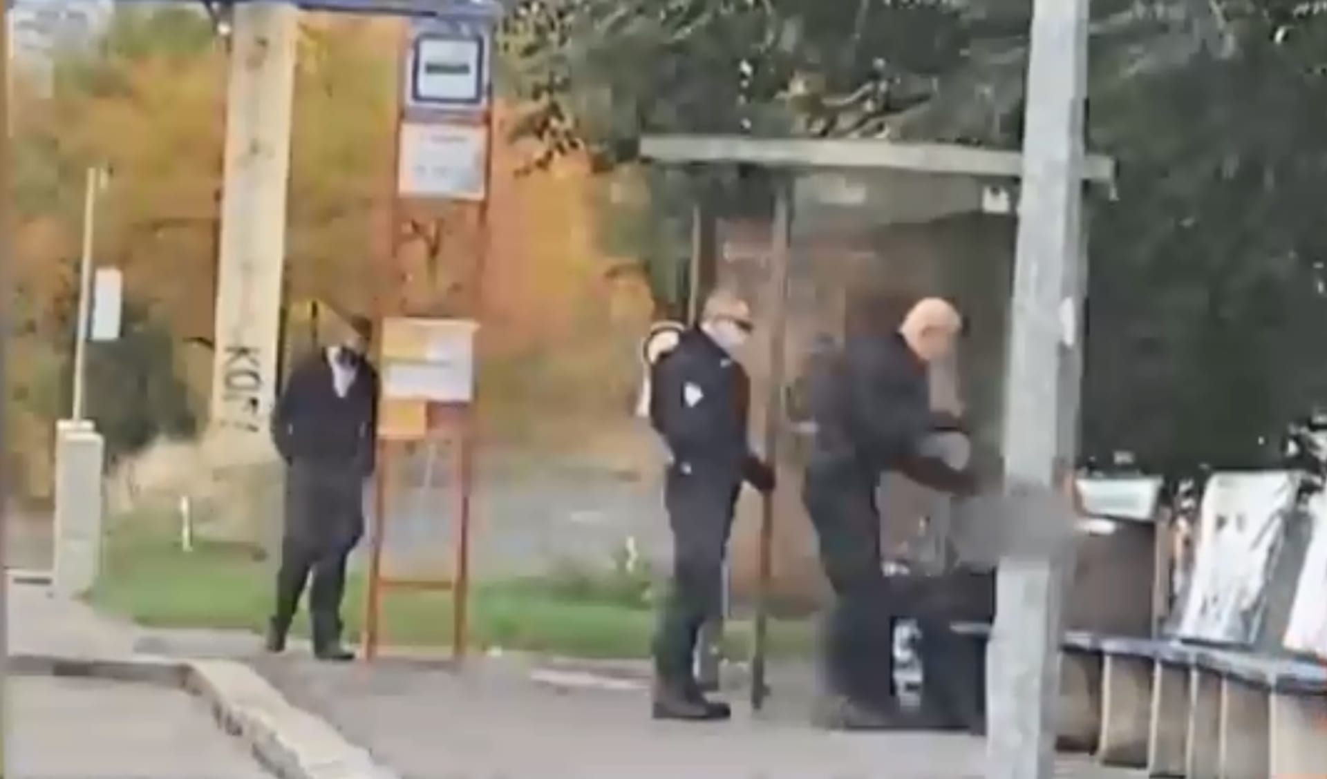 Zákrok policistů proti muži na autobusové zastávce v Praze