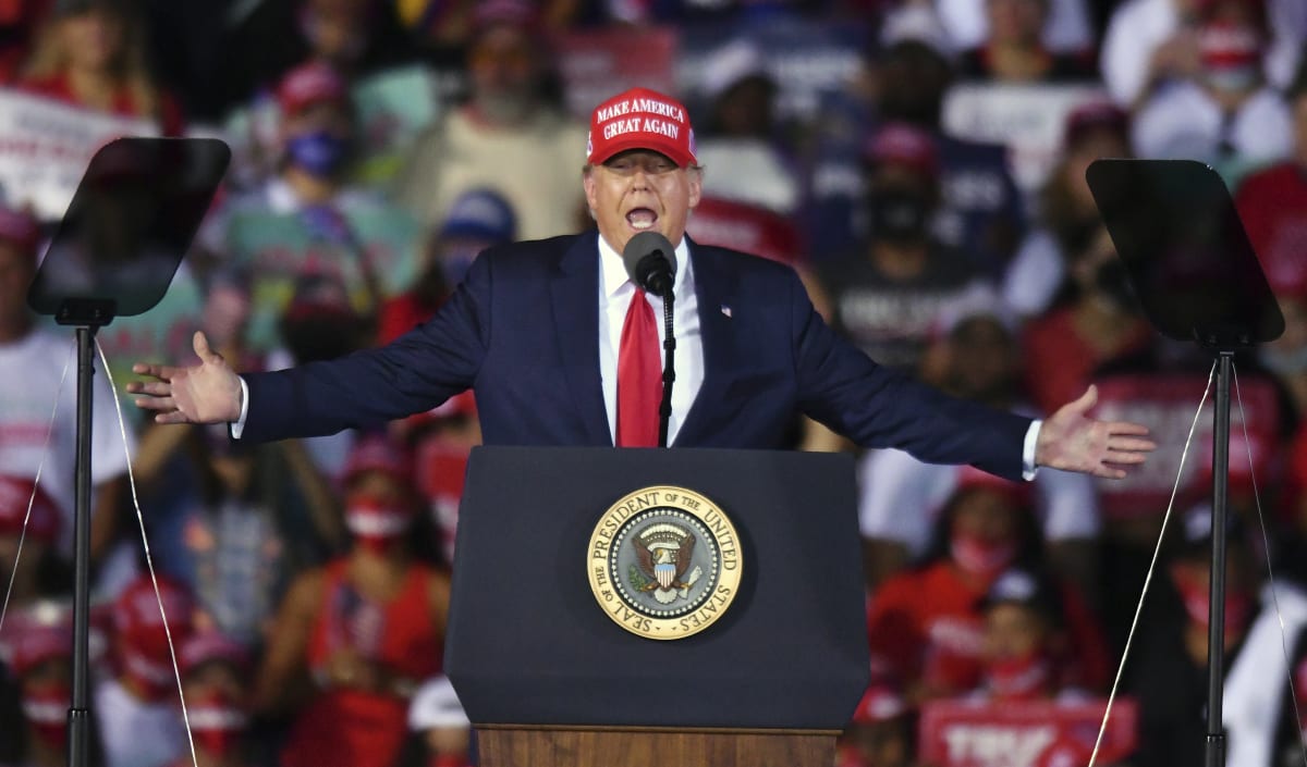 Donald Trump při jednom z posledních vystoupení své kampaně v Opa-Locka na Floridě.