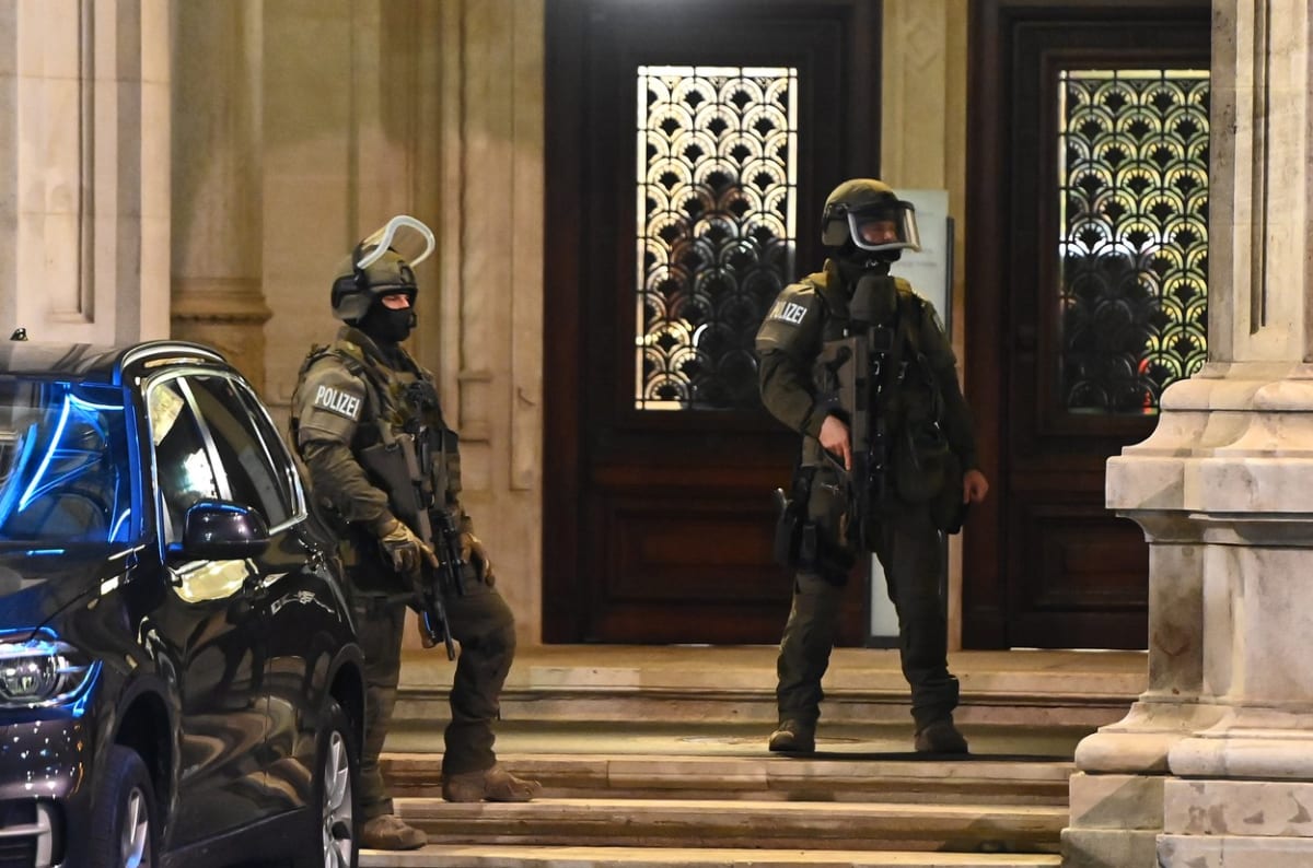 Policisté po útoku ve Vídni