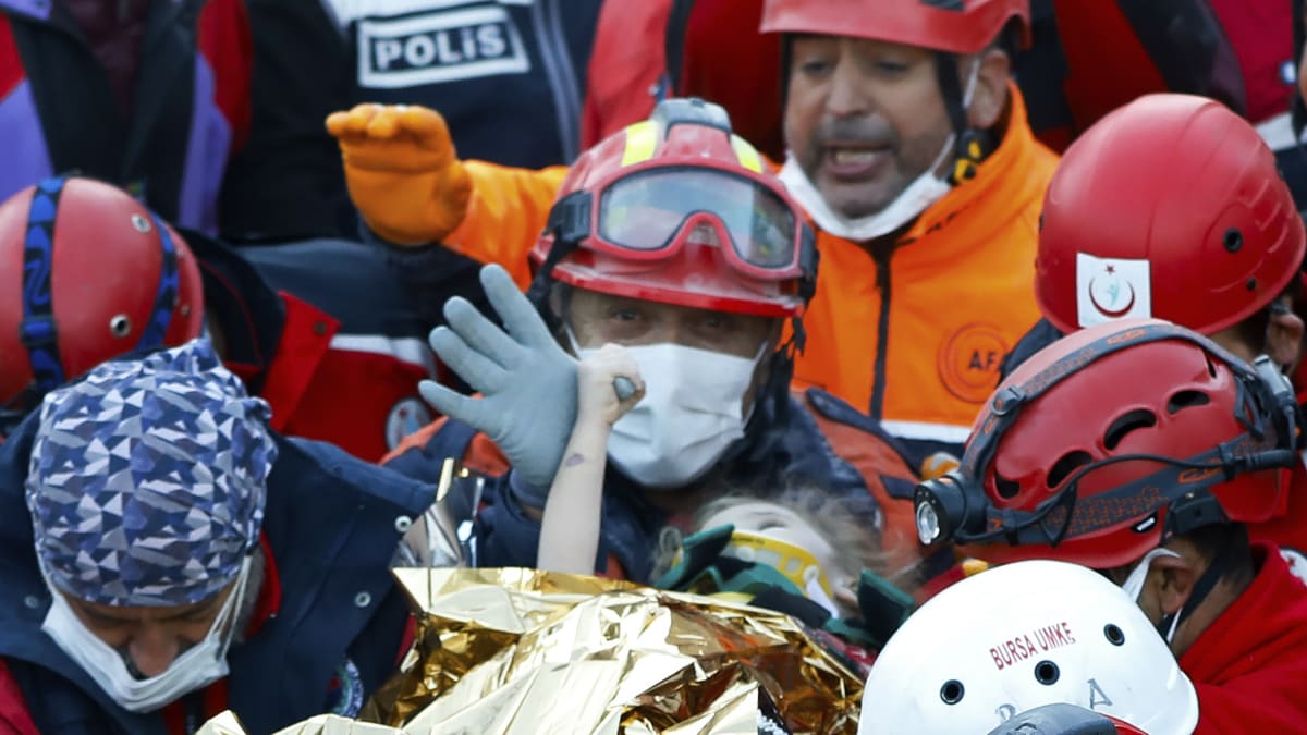 Tříletá Elif Perineková přežila 65 hodin v troskách.