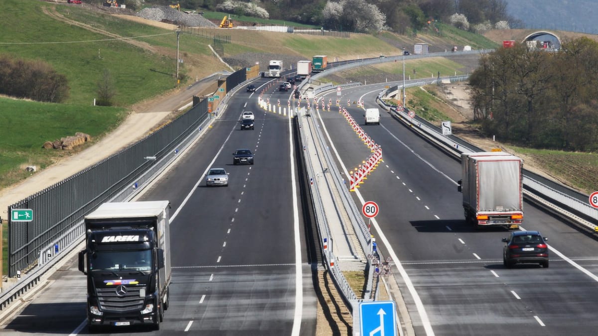 Více než 20 nových kilometrů na D11, dokončenou modernizaci dálnice D1, dálniční obchvaty na D6, D7, nové kilometry D35 a další úseky na D3 slibuje příští rok otevřít ministr dopravy Karel Havlíček (ilustrační foto).