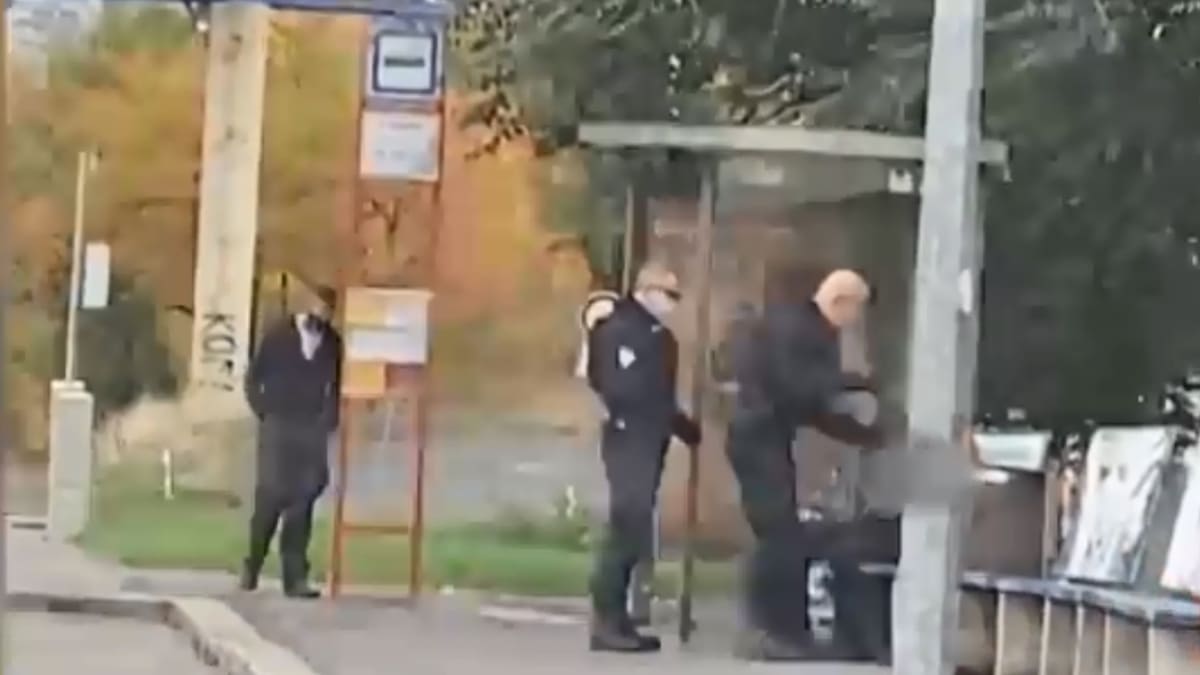 Zákrok policistů proti muži na autobusové zastávce v Praze