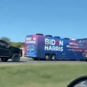 Příznivci Donalda Trumpa zablokovali autobus Bidenovy kampaně