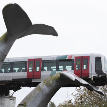 Díky soše velrybího ocasu nespadla souprava metra do vody.