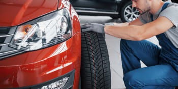 Řidiči, pozor! Čas zimních pneumatik je tu. Kdy musíte přezout a jaké gumy vybrat?