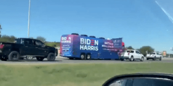 Miluju Texas, pochválil Trump výtržníky, kteří útočili na Bidenův autobus