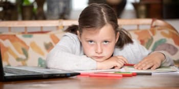 Děti leniví kvůli distanční výuce a ztrácí správné návyky, varují odborníci